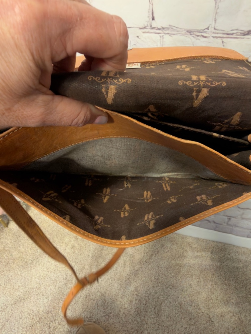 VINTAGE AMERICAN WEST LEATHER TOOLED BUCKLE DETAIL SHOULDERS CROSSBODY BAG TAN - Picture 12 of 15